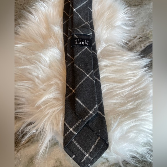 Men's Grey Windowpane Tie - Classic Checked Style - Picture 3 of 5